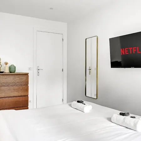 Sejour Elegant Aux Buttes Chaumont Pour 12 Pers Apartment
